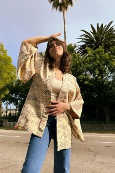 The perfect half length kimono! Effortless and chic, this Kimono is in excellent condition! Elton John, Kyoto, Cream