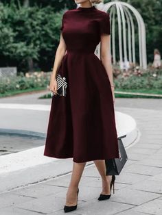 Sukienki Maksi, Holiday Cocktail, Burgundy Dress, Priyanka Chopra, Deepika Padukone, Tea Length, Classy Dress, Mother Of The Bride Dresses, High Collar