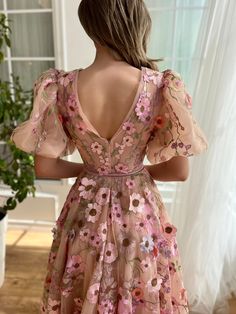 Flowery Dress Outfit, Petal Park, Pretty Gowns, Mog Dresses, Teuta Matoshi, Flowery Dress, Floral Evening Dresses, Flowery Dresses, Boquette Flowers