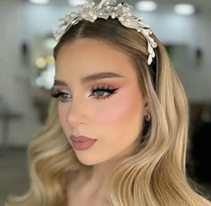 Maquillaje buchifresa, makeup girly looks, buchona, buchifresa makeup, girly, pink, fresa, makeup, eyeliner, eyeshadow, eyelashes, makeup buchifresa de día, makeup looks, inspos. IG:@thaliabarajasmakeup Bride Glam, Pink Eye Makeup, Pink Eye, Quince Ideas, Makeup Set, Makeup Eyeliner