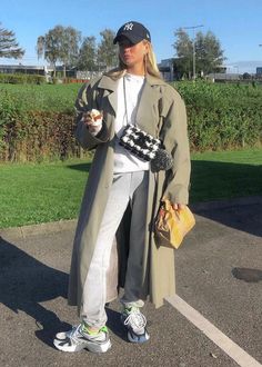 Top 20 Instagram influencer outfits of the week How To Style Baseball Cap, Springtime Outfits, Mode Dope, Athletic Chic, Josefine H J, Saks Potts, Trench Coat Outfit, Weekly Outfits