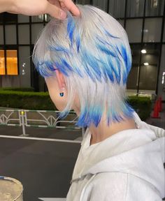 Blue And White Hair, Blue Tips Hair, White Hair Men, Short Dyed Hair, Dyed Tips, Dyed Hair Men, Men Hair Color, Dyed Hair Inspiration, Hair Inspiration Short