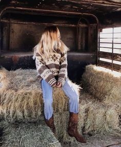 Vintage Cowgirl Aesthetic Western, Rich Cowboy Aesthetic, Western Mountain Cowgirl Outfits, Western Mountain Cowgirl, Autumn Cowgirl Aesthetic, Montana Fashion Winter, Western Mountain Aesthetic, Winter Cowboy Aesthetic, Montana Fall Outfits