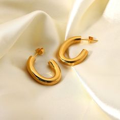 Discover the modern elegance of Oval Hoop Earrings, beautifully crafted in 18k gold plating. These hoops feature a unique oval shape, offering a contemporary twist to the classic hoop style, perfect for any fashion-forward ensemble. Minimalist Gold Plated Oval Hoop Earrings, Chic Gold Oval Hoop Earrings, Cocktail Dinner, Oval Hoop Earrings, Chunky Earrings, Oval Earring, Waterproof Jewelry, Green Earrings, Geometric Earrings