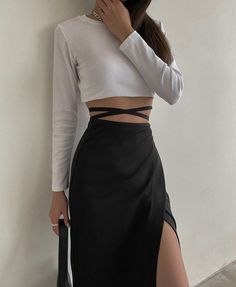 Black And White Outfit Ideas, White Outfit Ideas, Black And White Outfit, Minimalist Black And White, Cute Skirt Outfits, Womens Apparel, Elegante Casual, White Outfit, Cute Skirts