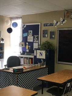 an empty classroom with desks and chairs