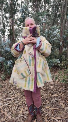 Coat Asch. Dekenjas gemaakt van 100% Texels Vintage Schapenwol. Upcycled met retro sierband. Grote zakken. Heerlijk comfortabel en warm. Blanket Coats, Mode Kimono, Blanket Coat, Womens Jackets, Kimono Fashion, Halloween Shopping, Beauty Book, Art Collection, Portugal