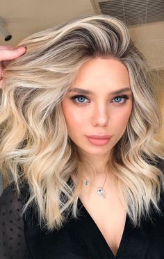 blonde hair trends 2020, blonde hair color, hair color 2020, ash blonde hair, blonde hair color ideas, hair color trends 2020, blonde hair highlights #blondehaircolors #blondhaircolorideas #haircolortrends #blondhairtrends #ashblondehair Colored Hair Blonde, Beige Blonde Hair, Blonde Hair With Roots, Cool Blonde Hair, Dyed Blonde Hair, Dark Roots Blonde Hair, Dirty Blonde Hair, Beige Blonde, Blonde Hair Inspiration