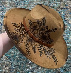 Burned Felt Hat, Diy Leather Hat, Cowboy Hat Crafts, Cowboy Hat Design, Custom Cowboy Hats, Felt Hats, Painted Hats, Felt Cowboy Hats, Western Hat