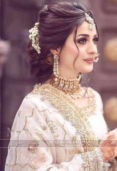 Hairstyles for Thin Hair: The Complete Guide to Finding Your Perfect Style https://www.youtube.com/watch?v=fRrZRWX2MxI Easy Indian Hairstyles, Bride Updo Hairstyles, Pakistani Bride Hairstyle, Hairstyle Traditional, Mehndi Hairstyles, Bride Updo, Bridal Makeup Images, Bridal Bun, Beautiful Buns