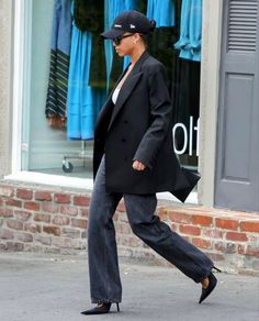 Hats Classy, Heels Outfit Ideas, Minimal Chic Outfits, Pointy High Heels, Jeans Heels Outfit, Lori Harvey, Stylish Work Attire, Heels Outfits, Outfits With Hats