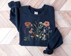 Vintage Wildflower Hoodie, Botanical Sweater, Nature Crewneck, Women Flower Hoodie, Mothers Day Sweater, Nature Lover Gift, Gardener Clothes, Plant Lover Sweatshirt, Botanical Gifts, Plant Mom Hoodie, Flowers Sweatshirt, Plant Lover Gift, Gardening Sweater, Florist Hoodie, Women Clothing, Gardener Sweatshirt, Plant Mama Sweatshirt 🌸This Vintage Wildflower Hoodie is the perfect gift for everyone! Your orders made with the highest quality materials and are super soft, comfy and cozy!! 🌸 🟢HOW TO Spring Long Sleeve Botanical Sweatshirt, Botanical Style Cotton Sweatshirt For Fall, Gardener Clothes, Grace Shirts, Flower Hoodie, Plant Mama, Women Flower, Mom Hoodies, Navy Hoodie