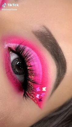 Barbie Eye Makeup Look, Neon Makeup Ideas Eye, Barbie Eye Makeup, Maquillage Yeux Cut Crease, Pink Eye Makeup, Cute Eye Makeup, Pink Eye, Eye Makeup Pictures, Eye Makeup Steps