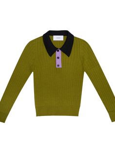 This seamless long-sleeved polo will be the most worn piece in the winter season as it will be warm and cozy thanks to the Merino wool. It’s made from a green ribbed wool-blend knit with a contrasting black collar and violet button elements. Wear alone or layer – suitable for both options #PaadeMode #poloshirt #wool