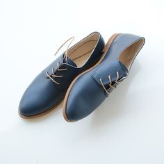 An amazing oxford shoe made of high-quality leather with a 1.6cm/0.6'' heel. This oxford shoe will fit all seasons and can be used as a casual or fancy accessory. There are also available in the below colors: https://www.etsy.com/listing/475199066/oxford-leather-comfort-soft-shoes Please note that all of our items are made to order and will take 1-4 business days to be made. ▶▶ Sizing ◀◀ Fits in true size. An easy way to know your correct shoe size: Place your feet on a piece of paper and draw t Oxford Shoes Women, Slippers Design, Leather Oxfords Women, Leather Shoes Women Flats, Minimal Shoes, Fancy Accessories, Oxford Shoe, Grey Flats, Shoes Photo