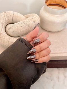 Fall Nails Trending 2023, Brown Nails With Pearl Chrome, Brown With Crome Nails, Brown Metalic Nails, Pearl Brown Nails, Chocolate Brown Chrome Nails, Mocha Chrome Nails, Metallic Brown Nails