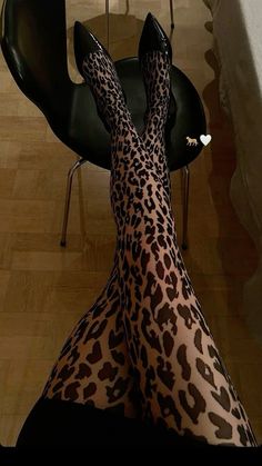 Cheetah Coat Outfit, Leopard Print Aesthetic, Trend Moodboard, Leopard Aesthetic, Brunette Bombshell, Fashion Airport, Leopard Fashion, Patterned Tights, Fall Fits