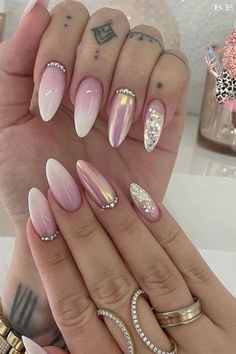 As tendências de beleza estão sempre evoluindo, e as unhas baby boomer são uma das últimas obsessões do mundo da moda. Se você deseja manter as pontas dos dedos estilosas e chiques, as unhas baby boomer são uma escolha elegante. SAIBA MAIS..... Baby Boomer Nails With Design, Baby Glam Nails, Baby Boomer Nails Decoradas, Baby Boomer Nails, Baby Boomers Nails, Elegant Nail Art, Classy Nail Designs, Nail Art Studio, Fancy Nails Designs