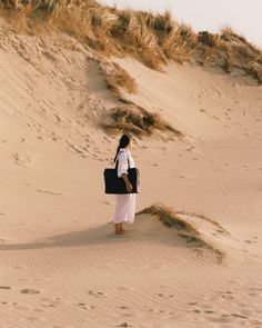 Made from water-resistant nylon twill with vegan leather details, the Metro Weekender in Carbon Black effortlessly takes you from city streets to undulating sand dunes. @byorianasenia
#Monos #JourneyOn #MonosTravel #MetroCollection #MetroWeekender #CarbonBlack #WeekendGetaway #Travel #TravelCompanion #TravelLover #Bags #PackYourBags #Design #IntentionalDesign