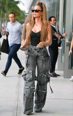 Khloe Kardashian Outfits, Look Jean, Kardashian Outfit, Mode Zara, Cargo Pants Outfit, Looks Street Style, Kardashian Style