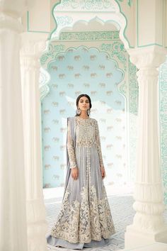 Pakistani Luxury Suit for Wedding Party in Elegant Style emblazoned with fine embroidery, tilla work. Buy Pakistani Luxury Suit Online in USA. Desi Lehenga, Nikkah Look, Dabka Embroidery, Clothes Pakistani, Pakistani Party Dresses, Nikkah Outfit, Luxury Suit, Pakistan Wedding, Pretty Dresses Casual