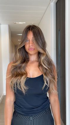 Bronde Haircolor With Dark Roots, Bronde Balayage Dark Roots, Brown Hairlights, Baliage On Brown Hair, Brown Hair With Light Front Pieces, Cinnamon Roll Hair Color, Blonde Hilights On Dark Brown Hair, Bolyoge Hair Balayage Brown, Lighter Hair For Brunettes