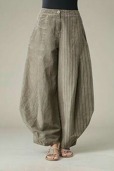 Gaun Peplum, Japanese Construction, Japanese Trousers, Striped Harem Pants, Sukienki Maksi, Japanese Clothing, Construction Workers, Balloon Pants, Moda Chic