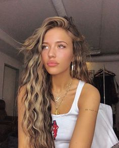 lennon stella, long hair, tattoos, layered jewelry jewellery, no makeup selfie, pose Hairstyles List, Short Hairdos, Hair Tattoos, Brown Blonde Hair, Dream Hair, Manado, Hair Goals