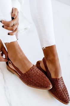 Pointed Toe Flat Sandals 5-Beige Mode Tips, Block Sandals, Pointed Flats, Loafers Online, Pointed Toe Flats, Crochet Bags, Braided Leather, Outfit Casual, Womens Fashion Trends