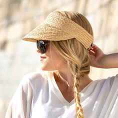 Noosa Visor Raffia Stro Dames Zonneklep - House of Ord Cape Town - Verstelbare Maat 58cm | bol Beach Visor, Beach Hair Accessories, Straw Visor, Resort Chic, Summer Straw Hat, Raffia Hat, Cotton Headband, Visor Cap, Visor Hat