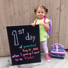 Cutest back to school photo! School Garland, 1st Day Of School Pictures, Preschool Photography, Birthday Chart Classroom, Preschool Color Activities, Kindergarten Photos, First Day Of School Pictures, Preschool Pictures, First Day Of Class