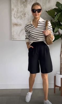 Coastal Chic Style Clothes, Lydia Tomlinson Summer, Black Bermuda Shorts Outfit Summer, Shorts With Sneakers Outfits, Pants Sneakers Outfit, Minimalist Summer Outfit Casual, Black Bermuda Shorts Outfit, Look Bermuda, Moda Safari