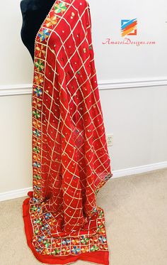 Roter Aari und Mirror Work Superleichter Fulkari

 - Superleicht

 Entdecken Sie mehr SAMTSCHAL , DUPATTA , PHULKARI



 📦 Unübertroffener KOSTENLOSER weltweiter Versand von Kanada in die USA, nach Europa, Australien, Neuseeland, Norwegen, Belgien, Dänemark, Spanien, Italien, Frankreich und überall sonst.

 ⭐️⭐️⭐️⭐️⭐️ 5-Sterne-Kundenbewertungen

 Jaspreet, Kanada ⭐️⭐️⭐️⭐️⭐️

 Der Schmuck ist in Wirklichkeit schöner als auf dem Bild. Außerdem erhielt ich die Bestellung innerhalb von zwei Tage Traditional Red Dupatta For Summer, Traditional Red Summer Dupatta, Red Festival Dupatta With Gota Work, Summer Bollywood Red Dupatta, Fitted Red Dupatta For Summer, Velvet Shawl, Chur, Mirror Work, Belgium