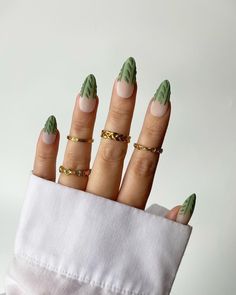 Discover emerald green nail colors for fall. Sophisticated and stylish! Save to your "Nail Colors" board and visit the article for more ideas. Christmas Nail Designs Easy, Olive Nails, Spa Photos, Fall Manicure, Fall Nail Trends, Christmas Nails Easy, Sweater Nails, Nail Idea, Thanksgiving Nails