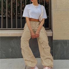 Loose Crop Top Outfits, Tan Cargo Pants Outfit, Outfit With Cargo Pants, Baggy Pants Outfit, Tech Outfit, Essential Pants, Drawstring Cargo Pants, Cargo Pants Color, Tan Cargo Pants