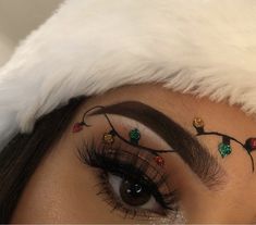 Christmas Lights Eyeshadow, Christmas Work Makeup, Makeup Inspo For Christmas, Santa Hat Eye Makeup, Christmas Eye Looks Simple, Christmas Light Makeup Look, Makeup Looks For Christmas Party, Christmas Rhinestone Makeup, Basic Christmas Makeup