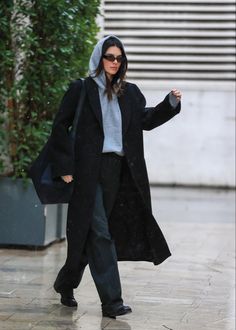 Flamboyant Natural Dresses, Raining Day Outfit, Trent Coat, Vienna Fashion, Kendall Jenner Outfits Casual, Style Kendall Jenner, Chique Outfit