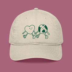 ♡ Heart Hat, Earth Hat, Organic Hat, Trendy Hat, Sustainable Hat, Baseball Cap, Cute Aesthetic, Cute Clothes, Save The Planet, Environmental Gifts, Embroidered Dad Cap, Eco-Friendly Gifts, Earth Day Gift ♡ ➤ 𝘗𝘭𝘦𝘢𝘴𝘦 𝘤𝘩𝘦𝘤𝘬 𝘰𝘶𝘵 𝘵𝘩𝘦 𝒔𝒊𝒛𝒆 𝒄𝒉𝒂𝒓𝒕 𝘪𝘯 𝘵𝘩𝘦 𝘭𝘢𝘴𝘵 𝘭𝘪𝘴𝘵𝘪𝘯𝘨 𝘱𝘩𝘰𝘵𝘰 𝒃𝒆𝒇𝒐𝒓𝒆 𝒑𝒍𝒂𝒄𝒊𝒏𝒈 𝒚𝒐𝒖𝒓 𝒐𝒓𝒅𝒆𝒓! 𝐃𝐄𝐓𝐀𝐈𝐋𝐒  This hat's high quality and 100% organic cotton makes it a sustainable choice - You'll be able to enjoy it for years to co Eco Friendly Clothes, Cap Cute, Trendy Hat, Eco Friendly Clothing, Cute Aesthetic, Dad Caps, Eco Friendly Gifts, Cool Hats, Save The Planet