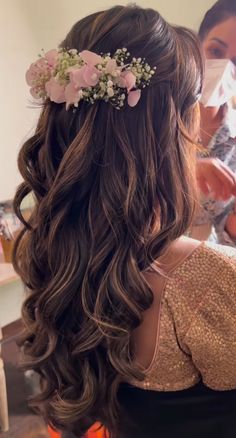 Simple Bridal Hairstyle, Hair Style On Saree, Engagement Hairstyles, Bridal Hairdo, Traditional Hairstyle, Bridal Hair Buns, Indian Wedding Hairstyles, Hairstyles For Layered Hair