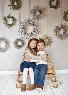 Kate Christmas Simple Wreath Backdrop for Photography Boho Christmas Photoshoot, Indoor Christmas Photos, Wreath Backdrop, Christmas Photo Background, Christmas Mini Shoot, Christmas Photography Family, Christmas Studio, Christmas Booth, Simple Wreath