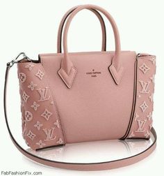 Perfect pink Louis Vuitton W handbag. #pink #louisvuitton Sac Louis Vuitton, Louis Vuitton Pink, Purses Designer, Handbag Shoes, Vuitton Bag, Lv Bag, Chanel Handbags, Vuitton Handbags