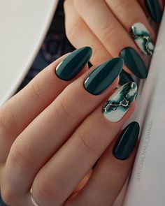 Dark Green Nail Polish, Dark Green Nails, Nagellack Trends, Green Nail Designs, Nail Colors Winter, Green Nail, Nail Polish Trends, Her Nails, Fall Acrylic Nails