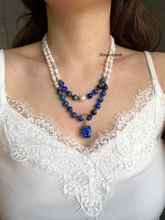 Inspired by natural stones, this unique necklace offers a captivating look. Adorned with lapis lazuli stones and pearls, this handmade necklace is perfect for creating an elegant style. Key Features: 🌟 Natural Stones: Lapis lazuli stones with unique shapes and deep blue hues give the necklace an impressive appearance. 🔗 Stylish Design: Handcrafted with care, this necklace dazzles with its elegance. 🎁 Ideal Gift: Perfect for birthdays, anniversaries, or special occasions. A special piece of je Blue Pearl Necklaces With Gemstone Beads, Lapis Lazuli Crystal Necklaces For Jewelry Making, Lapis Lazuli Crystal Necklace For Jewelry Making, Blue Pearl Necklace With Natural Stones, Lapis Lazuli Gemstone Beads Pearl Necklace, Handmade Blue Lapis Lazuli Necklace, Pearl Necklace With Lapis Lazuli Gemstone Beads, Blue Pearl Necklaces With Polished Beads, Blue Pearl Necklace With Polished Beads