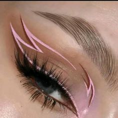 Grafik Eyeliner, Eyeliner Art, Felt Eyeliner, Eyeliner Smudge, Rosa Make-up, Eyeliner Brown, Make Up Designs, Paris Makeup, Gold Eye Makeup