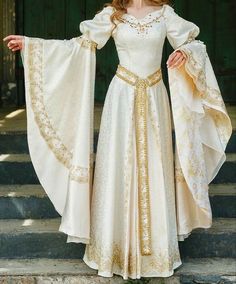 Medieval Dress Princess, Era Victoria, Medieval Gown, Old Fashion Dresses, Royal Dresses