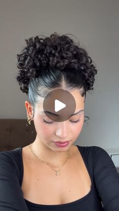 Ester Lima | Cachos on Instagram: "Usaria esse penteado? 💗   Marca uma amiga que deveria fazer esse penteado <3 Tem vários outros penteados no perfil amigaaa(o)   •  #penteados #penteado #penteadocachos #penteadonoiva #penteadosx #penteadodenoiva #penteadopreso #penteadoinfantil #penteadosimples #cabelo #cabelos #cabelolindo #cabelosaudavel #cabelocacheado #cabelonatural #cacheado #cacheadasemtransiçao #cacheadas #cacheada" Short Curly Hair Updo, Mixed Curly Hair, Curly Hair Updo, Peinados Recogidos, Penteado Cabelo Curto, Ponytail Styles, Short Curly Hair, Kids Hairstyles