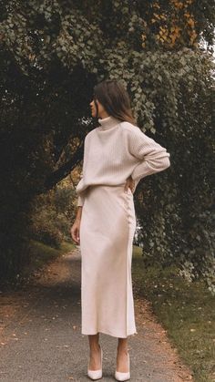 Sarah Butler, Minimal Stil, Winter Mode Outfits, Minimalist Moda, 2024 Aesthetic, Bias Cut Skirt, Rock Outfit, Mode Inspo, Fashion Fall