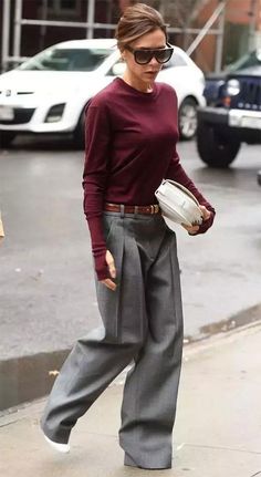 Victoria Beckham Outfits, Work Outfit Office, Victoria Beckham Style, Kendall Jenner Outfits, Mode Casual, Pantalon Large, Grey Pants, Work Outfits Women