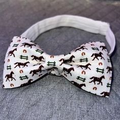 Adjustable Pre-Tied Bow Tie made with licensed Kentucky Derby fabric made from 100% cotton material. Handmade and perfect for every day wear! Please note pattern placement may vary due to print location and repetition as the fabric is printed by the yard.      Each item is handmade upon order (this is an Etsy shop, not Amaz*n, LOL!).  All items are shipped within the 3-5 day processing time noted in the listing. Adjustable White Bow Tie With Butterfly Knot, Non Binary Pride, Pre Tied Bow Tie, Derby Day, After 4, Run Disney, Tie Accessories, Kentucky Derby, Suit And Tie