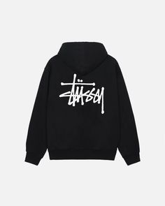 Oversized hooded sweatshirt in a heavy 12.7oz cotton blend. Screenprinted Stüssy basic stock logo. - Round drawcord in hood - Ribbed cuffs and hem - Kangaroo pocket - Relaxed fit - Unisex - Material: 70% cotton / 30% polyester - Imported Stussy Logo, Stussy Hoodie, Basic Hoodie, Short T Shirt, Knit Shirt, Zip Sweatshirt, Outfits Casuales, Long Sleeve Sweatshirts, Black Hoodie